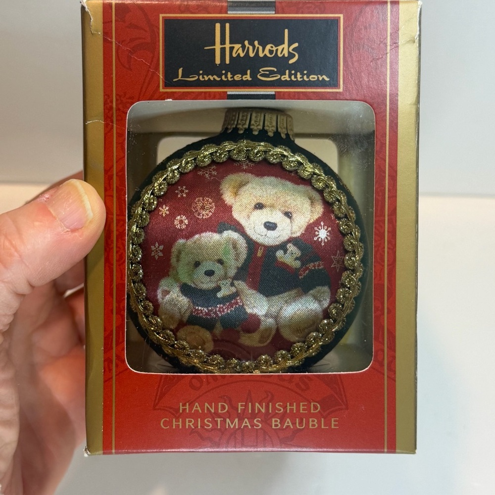 HARRODS 2006 COLLECTIBLE HAND FINISHED CHRISTMAS BEAR BAUBLE GREEN LIMITED NEW